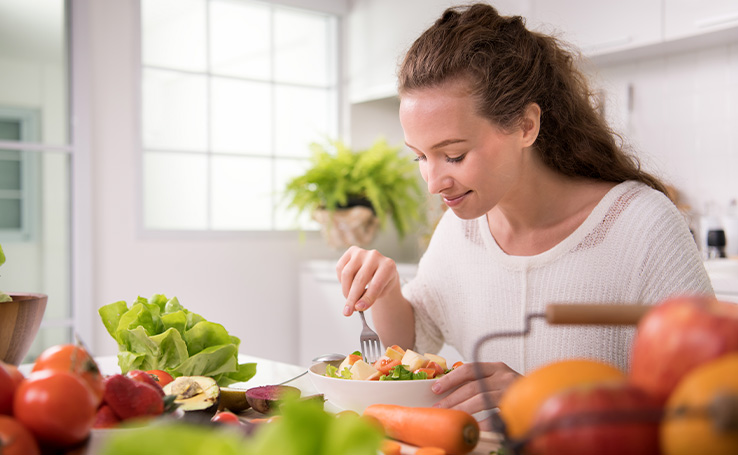 mulher-comendo-comida-saudavel