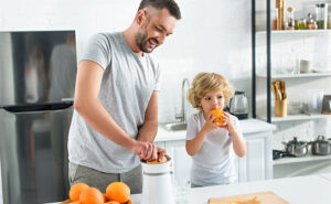 pai-e-filho-fazendo-suco-de-laranja