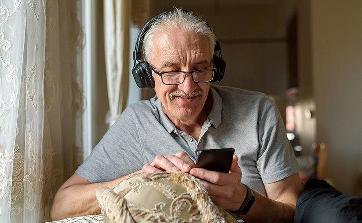 homem-idoso-ouvindo-musica-no-celular