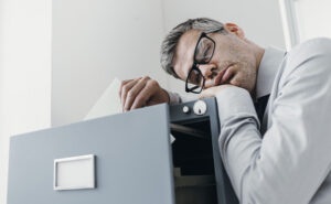 homem com narcolepsia dorme no trabalho