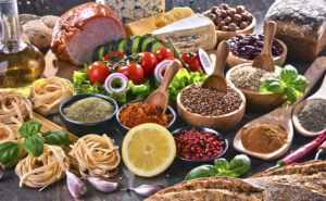 vários alimentos contendo os nutrientes essenciais para nosso organismo