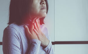 mulher com dor de garganta