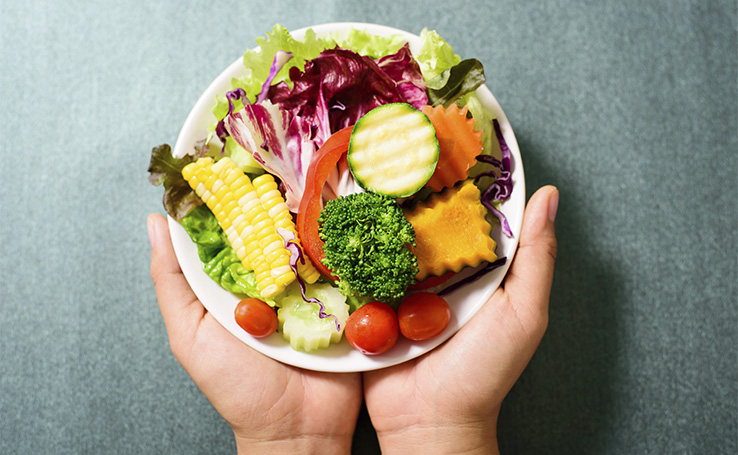 prato cheio de salada, pois verduras ajudam a ter mais disposição