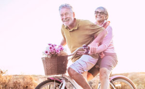 casal de idosos andando de bicicleta ao ar livre