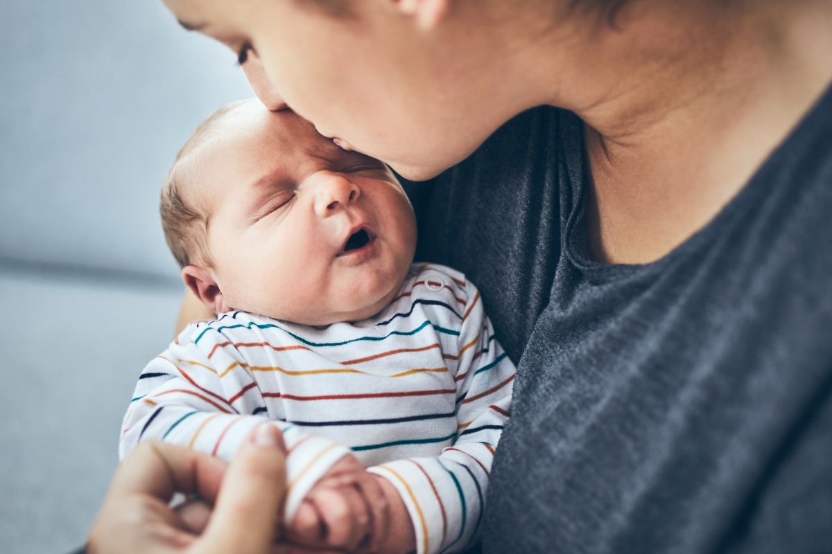 mãe com filho recém-nascido